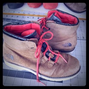 7.5 The North Face Short Snow Boots